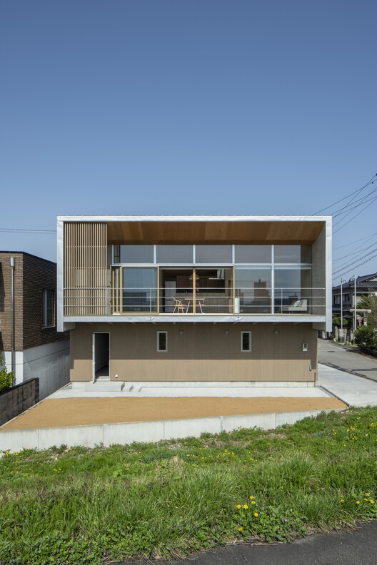 The House That Creates a View / studioSHUWARI Inc. - Houses