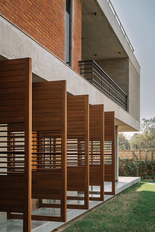 The Louvered  House / andblack design studio - Image 9 of 42