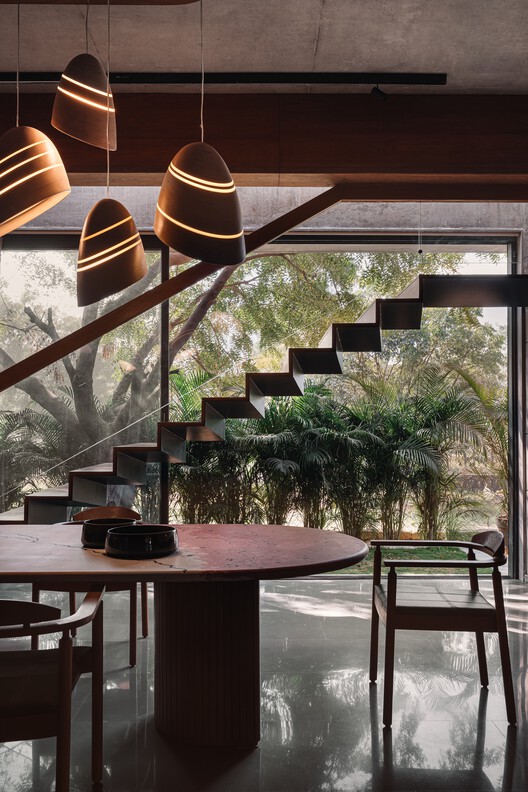 The Louvered  House / andblack design studio - Interior Photography, Dining room