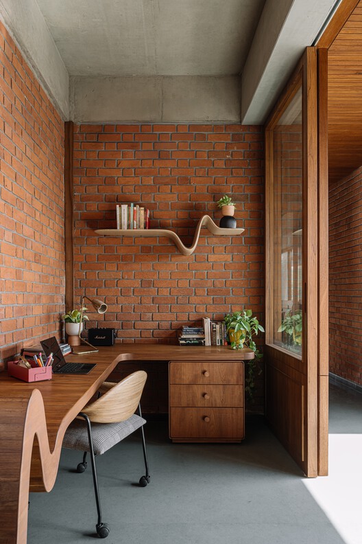 The Louvered  House / andblack design studio - Interior Photography, Wood, Brick, Table, Chair