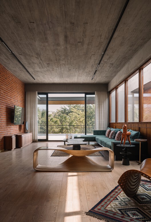 The Louvered  House / andblack design studio - Interior Photography, Living Room, Wood, Chair