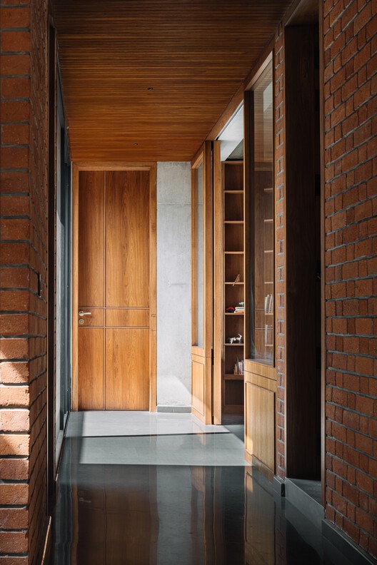 The Louvered  House / andblack design studio - Interior Photography, Wood, Door, Glass, Brick