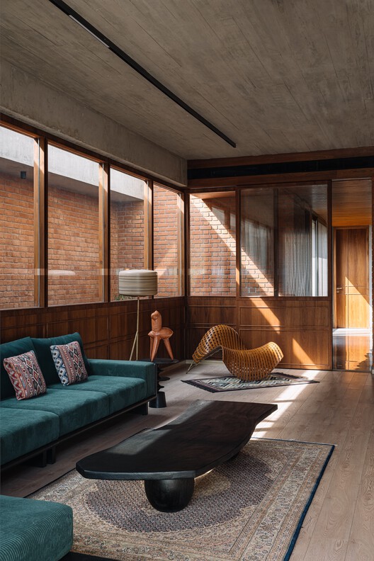 The Louvered  House / andblack design studio - Interior Photography, Living Room, Wood, Brick