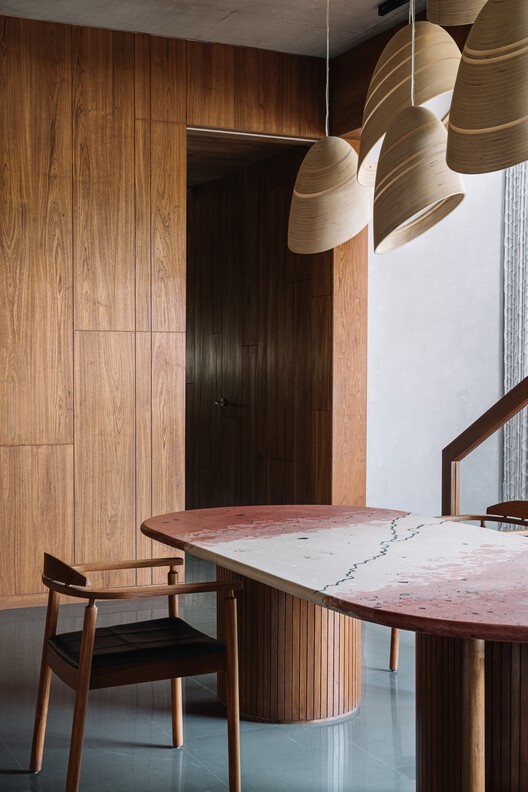 The Louvered  House / andblack design studio - Interior Photography, Wood, Chair