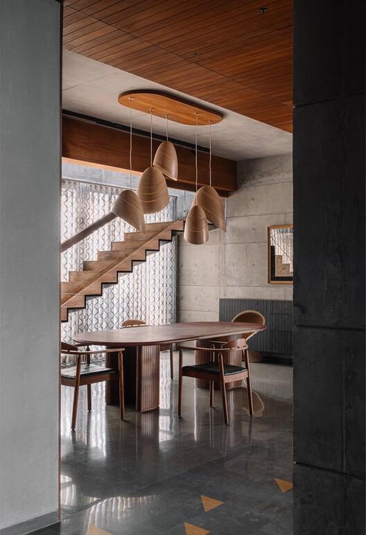 The Louvered  House / andblack design studio - Interior Photography, Kitchen, Wood, Lighting, Chair