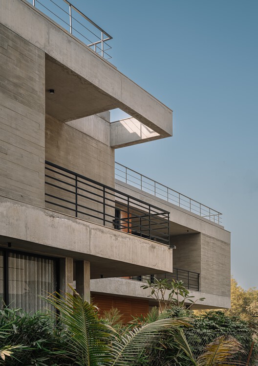 The Louvered  House / andblack design studio - Image 6 of 42