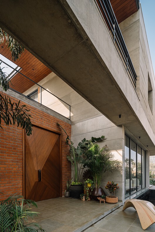 The Louvered  House / andblack design studio - Interior Photography, Concrete, Balcony, Courtyard