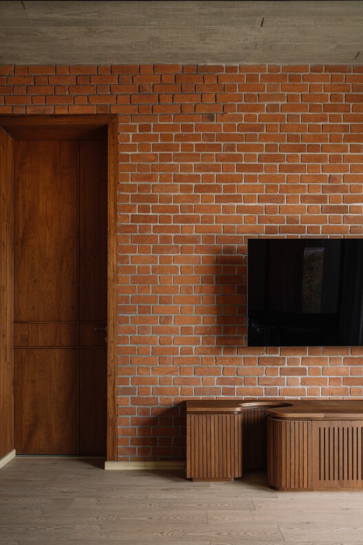 The Louvered  House / andblack design studio - Interior Photography, Brick, Wood