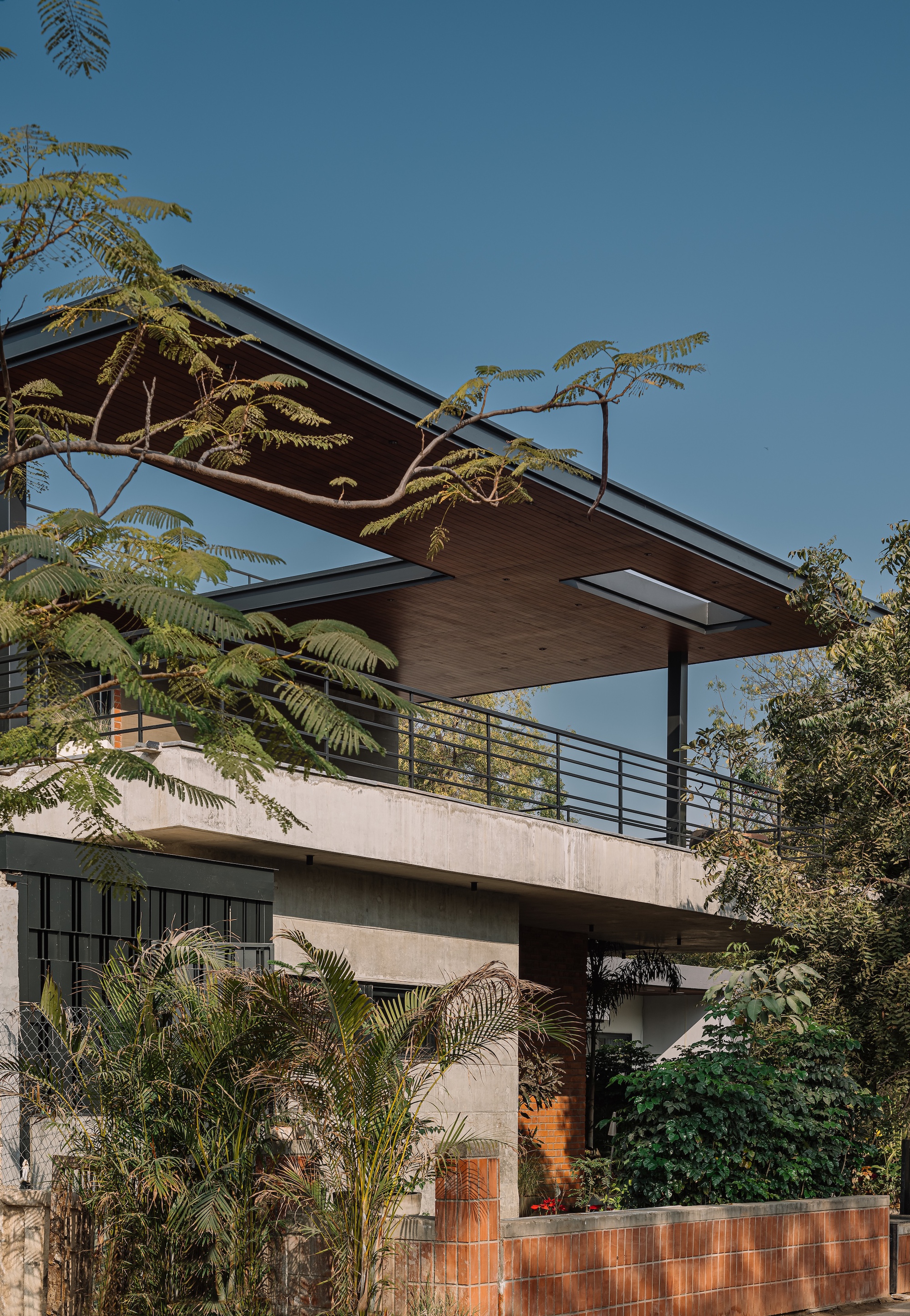 The Louvered House / andblack design studio