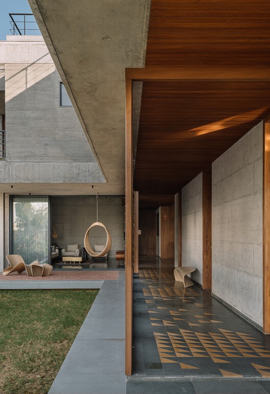 The Louvered  House / andblack design studio - Interior Photography, Concrete