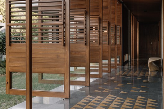 The Louvered  House / andblack design studio - Interior Photography, Wood, Glass