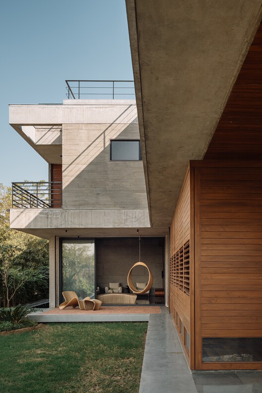 The Louvered  House / andblack design studio - Image 10 of 42