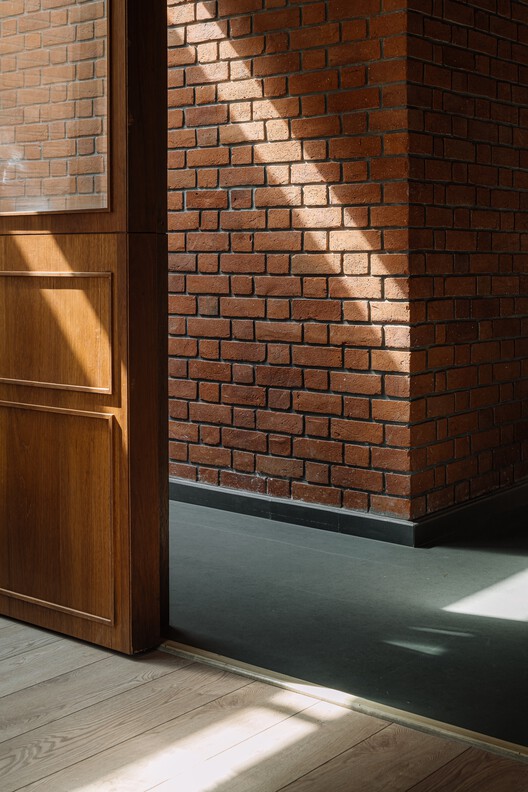 The Louvered  House / andblack design studio - Interior Photography, Brick