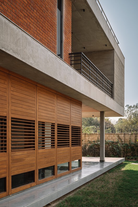 The Louvered  House / andblack design studio - Image 8 of 42