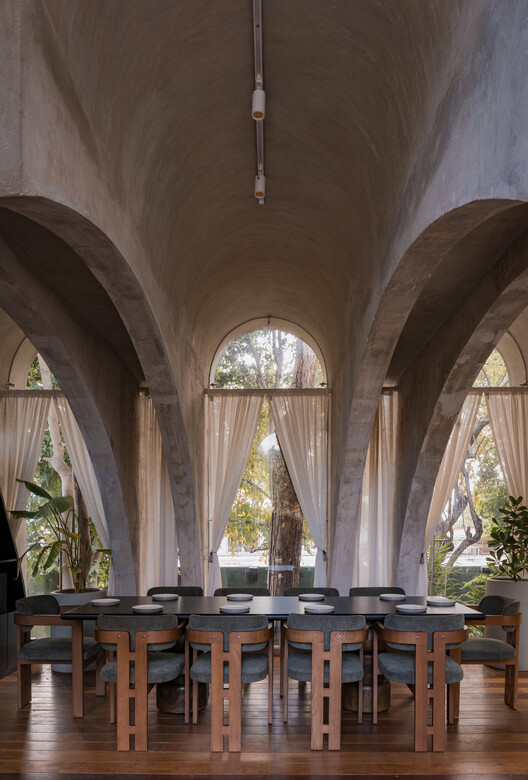 Ariadna / VAGANTES + Esencial Studio - Fotografía interior, Arco, Sillas, Pilares, Arcada