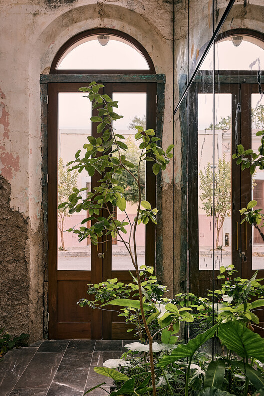 Ariadna / VAGANTES + Esencial Studio - Fotografía exterior, Concreto, Patio interior