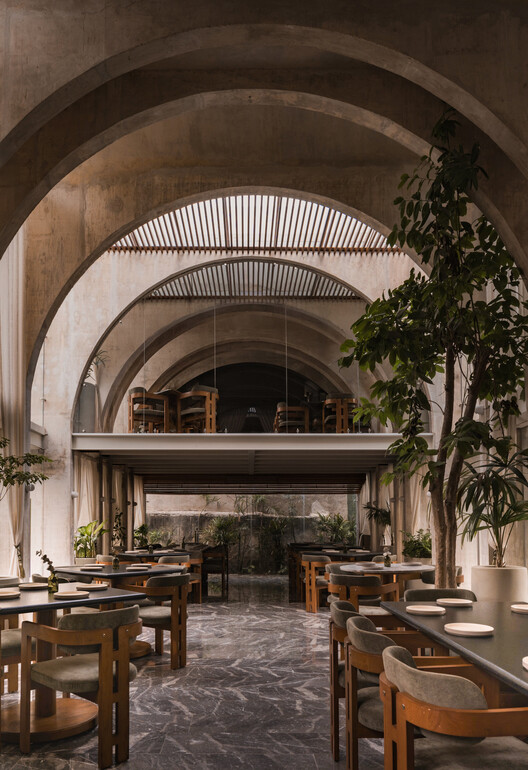 Ariadna / VAGANTES + Esencial Studio - Fotografía de Interiores, Restaurantes, Arcos, Sillas, Arcadas