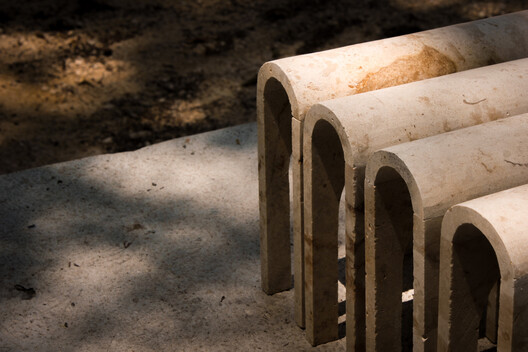 Ariadna / VAGANTES + Esencial Studio - Fotografía interior, Concreto, Pilares