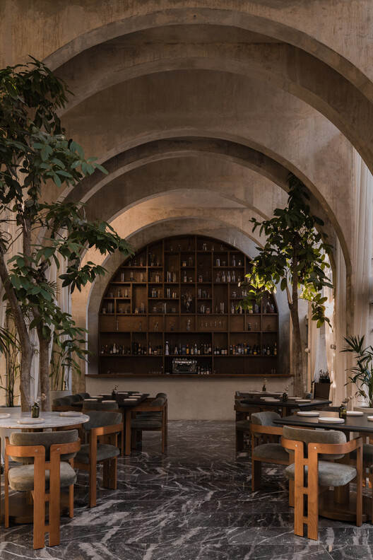 Ariadna / VAGANTES + Esencial Studio - Fotografía interior, Arco, Arcada, Sillas