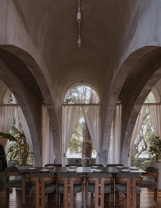 Ariadna / VAGANTES + Esencial Studio - Fotografía interior, Arco, Sillas, Pilares, Arcada