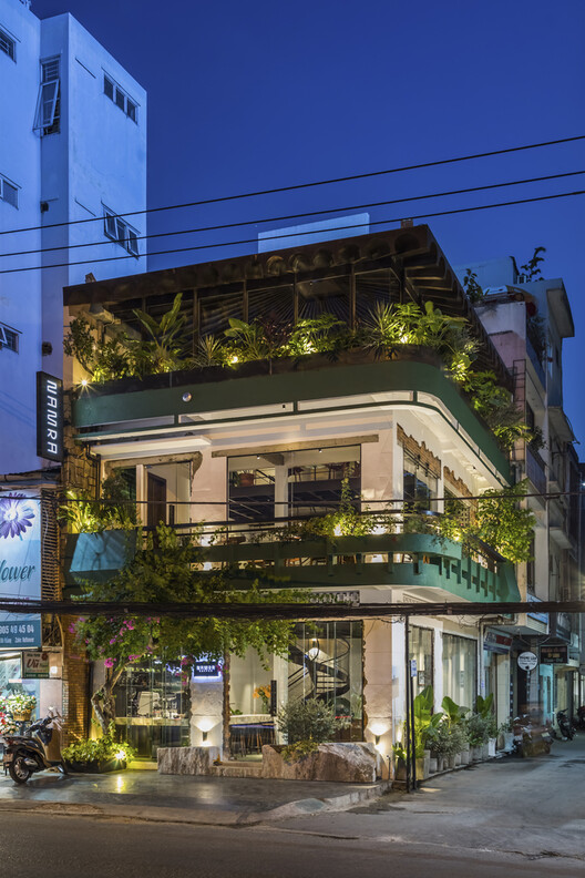 Everyday Heritage: 10 Vietnamese Coffee Shops Reviving Small-Scale Traditional Buildings Everyday Heritage: 10 Vietnamese Coffee Shops Reviving Small-Scale Traditional Buildings - Image 15 of 29