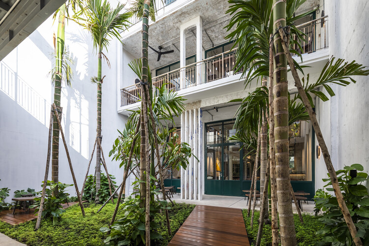 Everyday Heritage: 10 Vietnamese Coffee Shops Reviving Small-Scale Traditional Buildings - Image 6 of 29