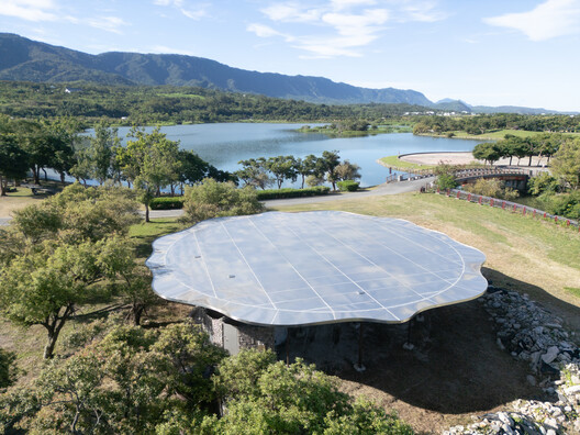 Tie-Ma Cycling Station at Dapo Pond / Studio APL + Lin Ko-Fang Architects  - Image 2 of 18