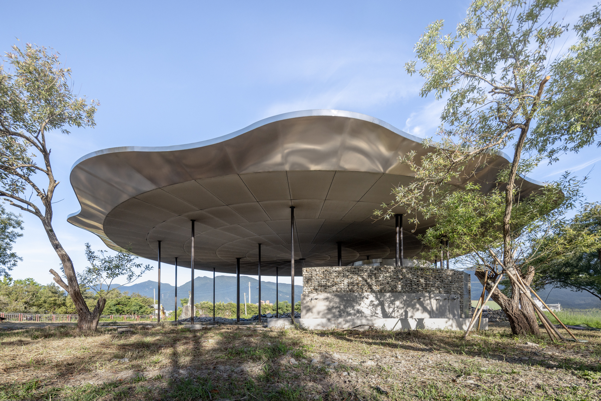 Tie-Ma Cycling Station at Dapo Pond / Studio APL + Lin Ko-Fang Architects