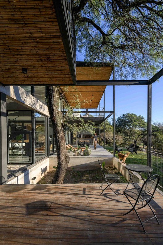 Two Walls House / SET Arq Two Walls House / SET Arq - Exterior Photography, Wood, Balcony, Beam