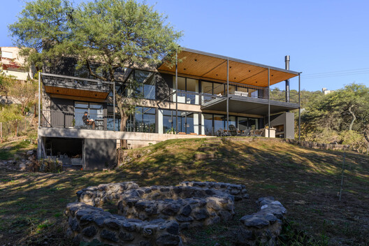 Two Walls House / SET Arq Two Walls House / SET Arq - Exterior Photography, Balcony