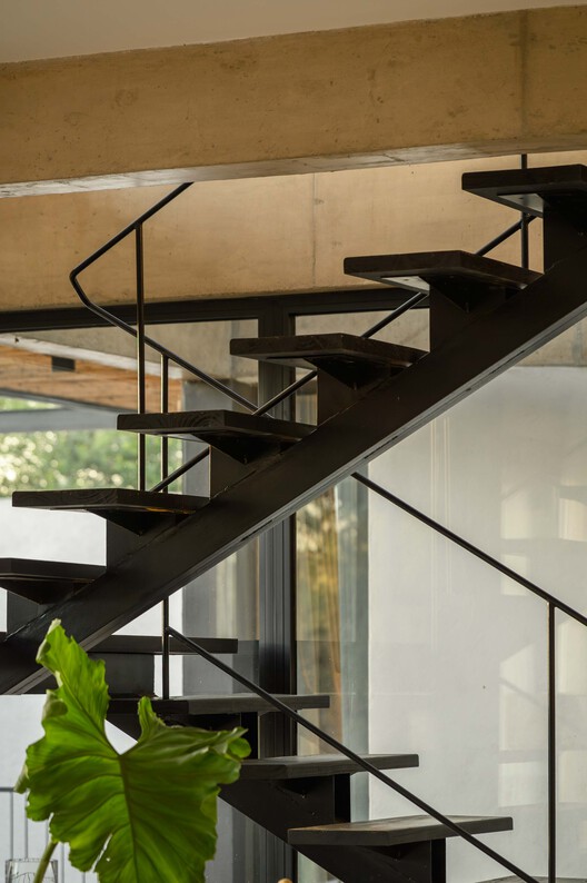 Two Walls House / SET Arq Two Walls House / SET Arq - Interior Photography, Stairs, Handrail