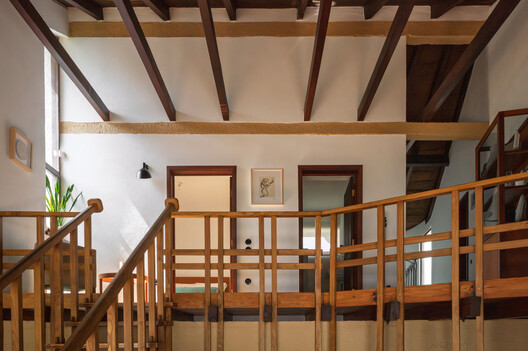 Renovation Casa d'Abreu Neto - Siza's First Work / Álvaro Siza Vieira - Interior Photography, Wood, Lighting, Stairs, Handrail, Door, Beam