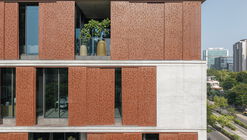 The Light and Black Workplace / MODO Designs