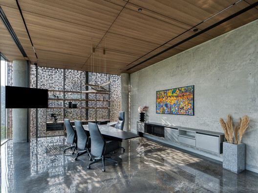 The Light and Black Workplace / MODO Designs The Light and Black Workplace / MODO Designs - Interior Photography, Wood, Table, Lighting, Chair, Glass