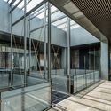 The Light and Black Workplace / MODO Designs - Office Buildings