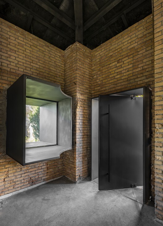 Wall-Less Gallery / Sepide Elmi Wall-Less Gallery / Sepide Elmi - Interior Photography, Brick