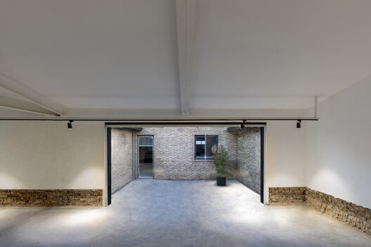 Wall-Less Gallery / Sepide Elmi Wall-Less Gallery / Sepide Elmi - Interior Photography, Concrete