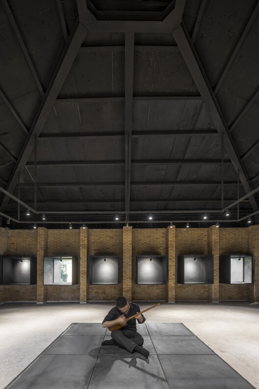 Wall-Less Gallery / Sepide Elmi Wall-Less Gallery / Sepide Elmi - Interior Photography, Lighting, Beam