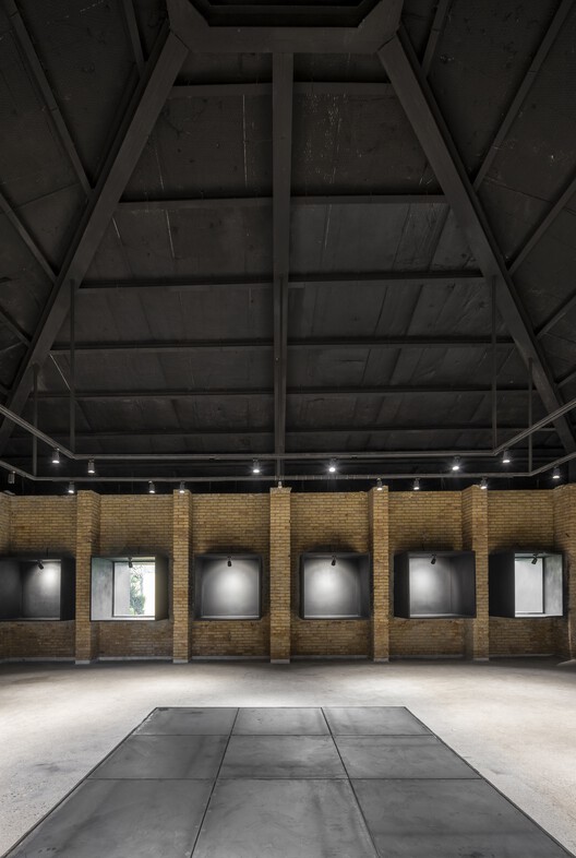 Wall-Less Gallery / Sepide Elmi Wall-Less Gallery / Sepide Elmi - Interior Photography, Lighting, Concrete, Beam