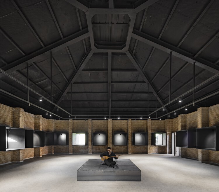 Galeria sem Paredes / Sepide Elmi - Fotografia de Interiores, Reabilitação, Viga, Iluminação