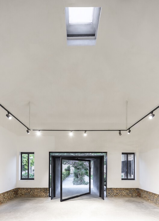 Wall-Less Gallery / Sepide Elmi Wall-Less Gallery / Sepide Elmi - Interior Photography, Lighting