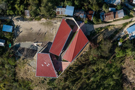 When the School Becomes the City: Community-Centered Projects in the Global South - Image 12 of 34