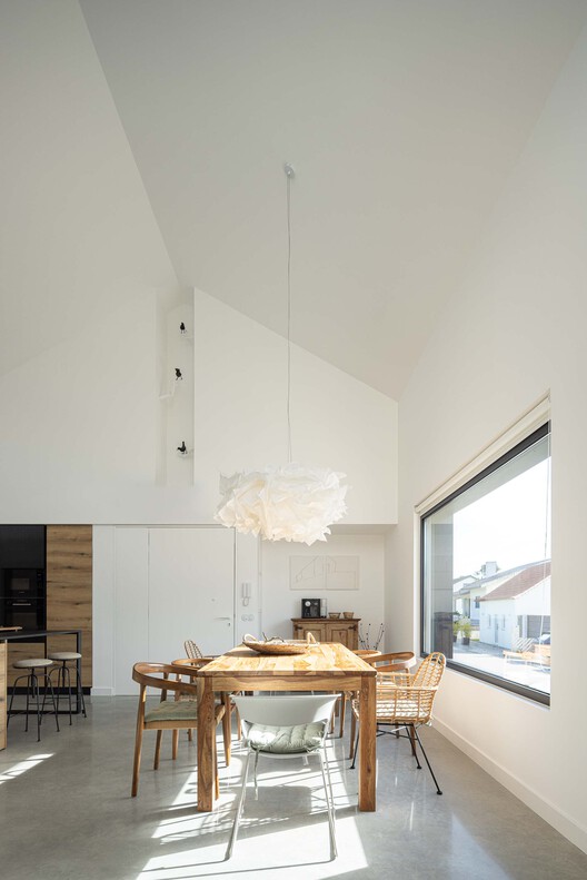 Casinha da Melroeira / Filipe Saraiva Casinha da Melroeira / Filipe Saraiva - Interior Photography, Dining room, Wood, Lighting, Chair