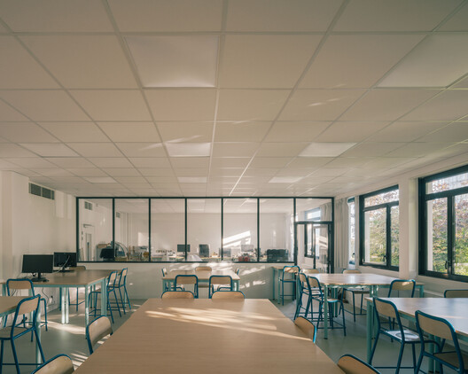 Middle School Cafeteria in Gonesse / MARS Architectes - Interior Photography, Lighting, Glass, Chair