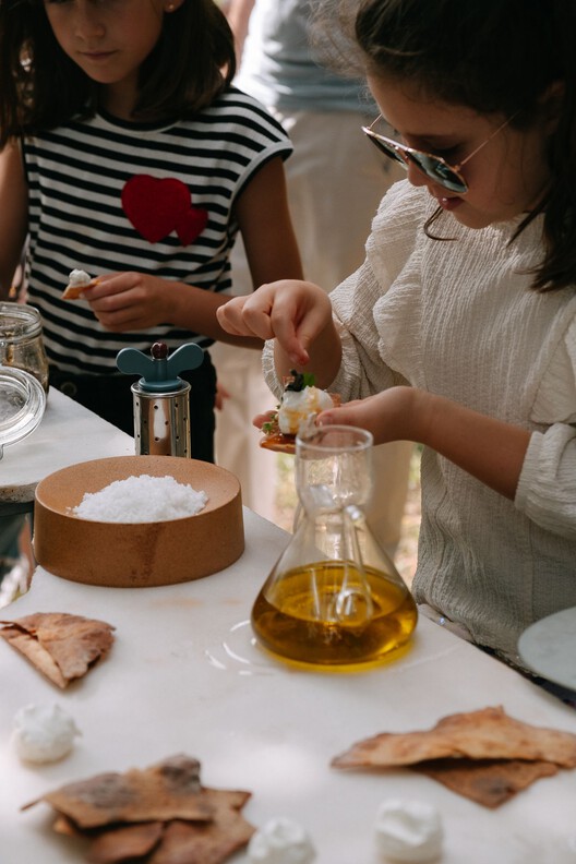 Live Multispecies Kitchen / Fahrenheit Works - Interior Photography, Table