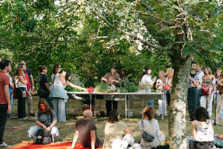 Cozinha Viva  / Fahrenheit Works - Fotografia de Exterior, Instalações Temporárias, Cadeira