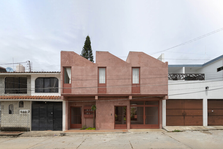 Estudios Estudiantiles 46B / Carmelin&Aurelio Taller de Arquitectura - Fotografía exterior, Apartamentos, Fachada, Puerta