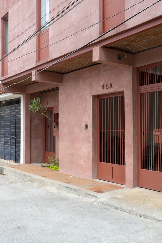 Estudios Estudiantiles 46B / Carmelina & Aurelio Taller de Arquitectura Estudios Estudiantiles 46B / Carmelina & Aurelio Taller de Arquitectura - Fotografía interior, Madera, Puerta, Concreto