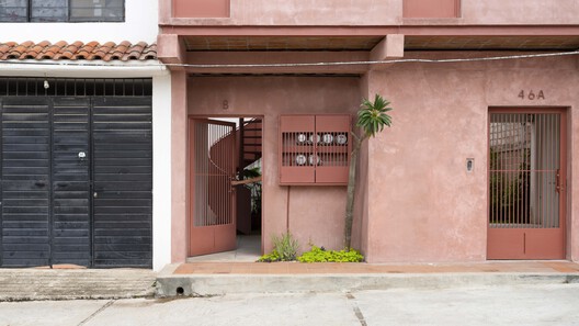 Estudios Estudiantiles 46B / Carmelina & Aurelio Taller de Arquitectura Estudios Estudiantiles 46B / Carmelina & Aurelio Taller de Arquitectura - Fotografía interior, Fachada, Puerta, Concreto