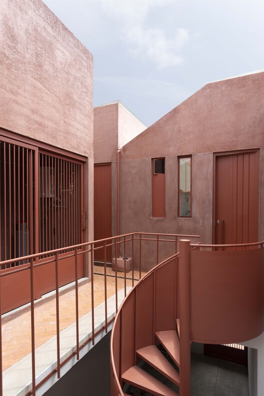 Estudios Estudiantiles 46B / Carmelina & Aurelio Taller de Arquitectura Estudios Estudiantiles 46B / Carmelina & Aurelio Taller de Arquitectura - Fotografía exterior, Madera